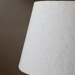 Chic Antique Tischlampe mit Holzfuss und Lampenschirm