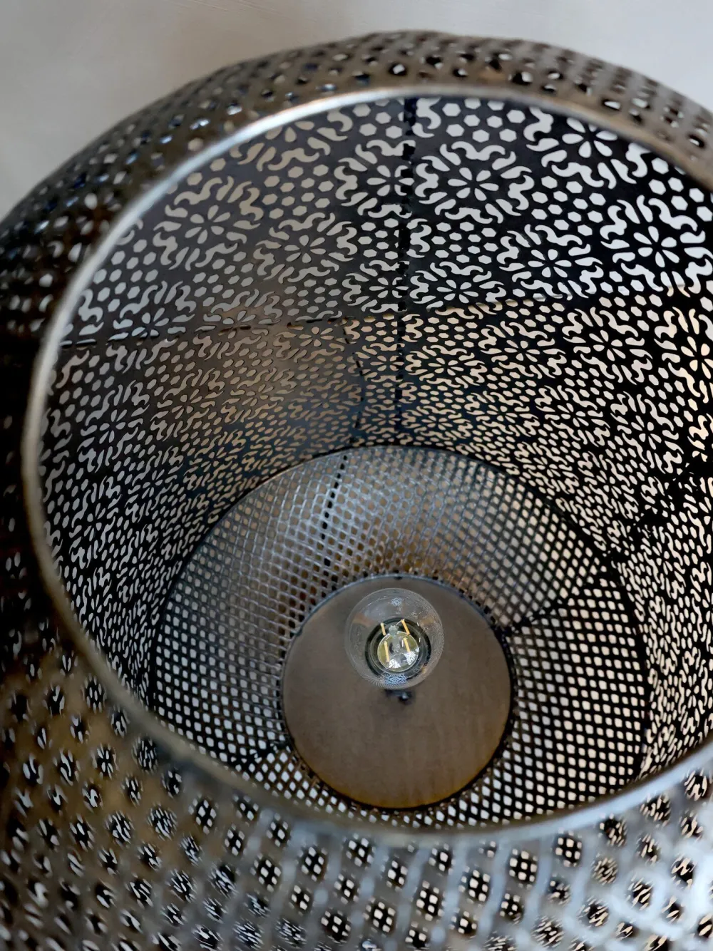 Chic Antique Vire Tischlampe mit Muster